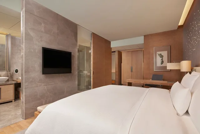 Superior, Deluxe, King Bed, The Westin Chongqing Liberation Square 2/8