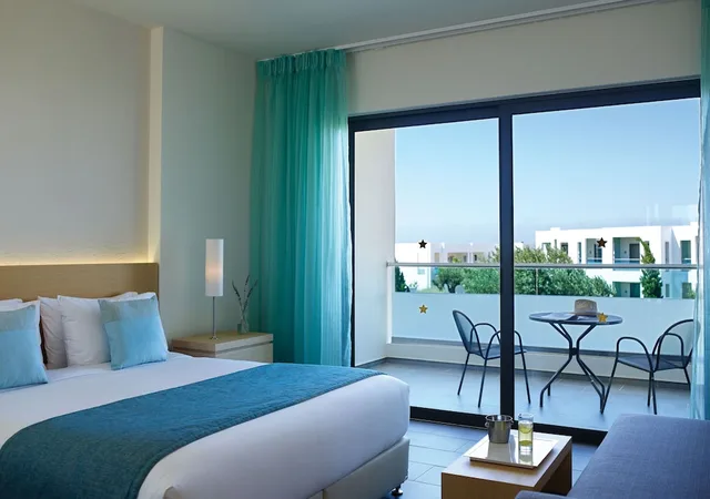 غرفة بسرير كوين بإطلالة على الحديقة مع أريكة، Tui Magic Life Plimmiri 1/4