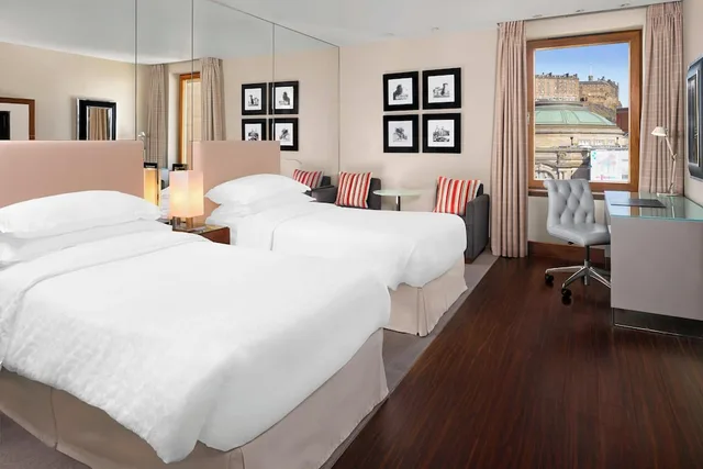 غرفة كلوب بسريرين منفصلين بإطلالة، Sheraton Grand Hotel And Spa 3/7