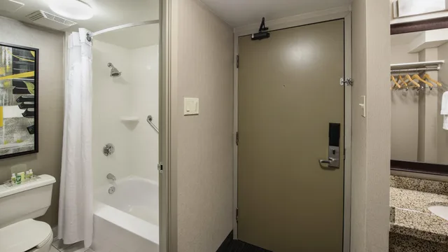 غرفة بسرير كينج، HOLIDAY INN HOTEL AND SUITES VANCOUVER DOWNTOWN 2/2