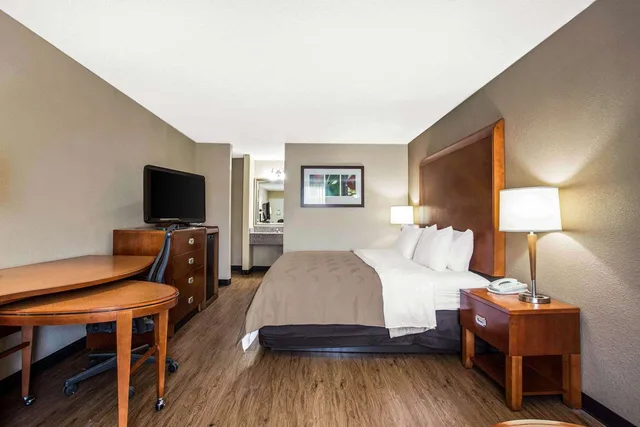 غرفة بسرير كينج للمدخنين، Quality Inn and Suites University Area NC 2/3
