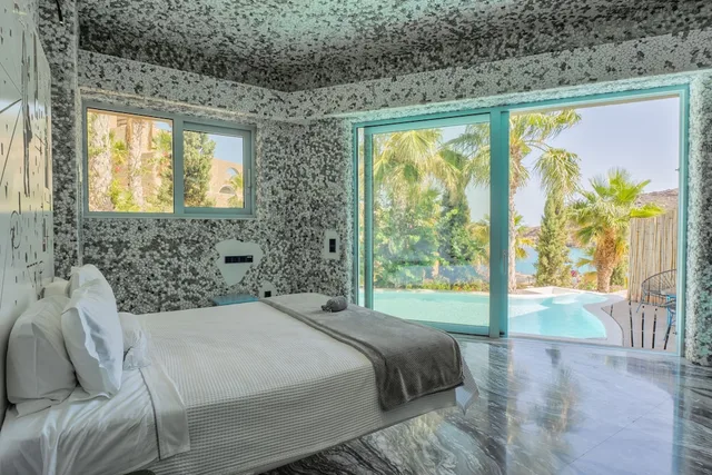 Pond, Suite, King Bed, Sea View، Calilo 1/2