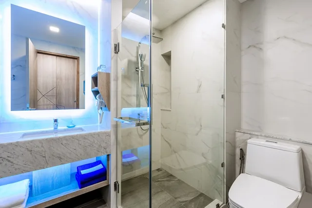 غرفة ديلوكس بسرير مزدوج بإطلالة على المسبح بشرفة، Bluesotel Smart Krabi Aonang Beach Adults Only 9/10
