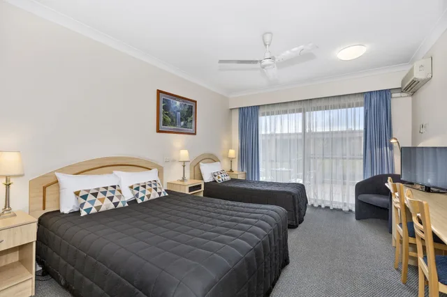 Standard, 1 Queen and 1 Single Bed, Comfort Inn Centrepoint 3/7