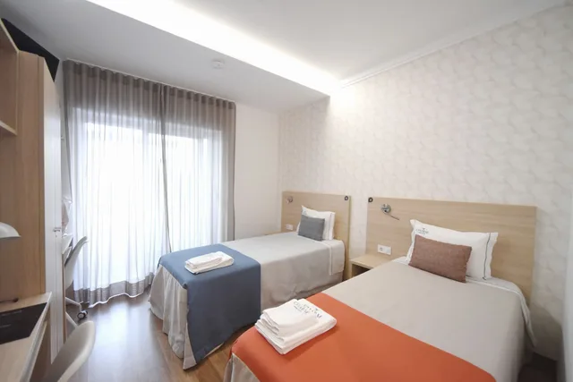 غرفة بسريرين منفصلين بحمام مشترك، My Charm Lisbon Suites 6/10