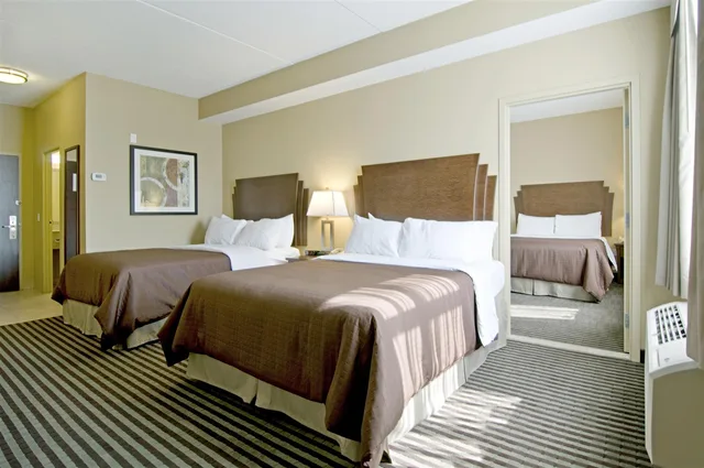 Tower, Suite, 3 Queen Beds، Best Western Plus Barrie 1/2