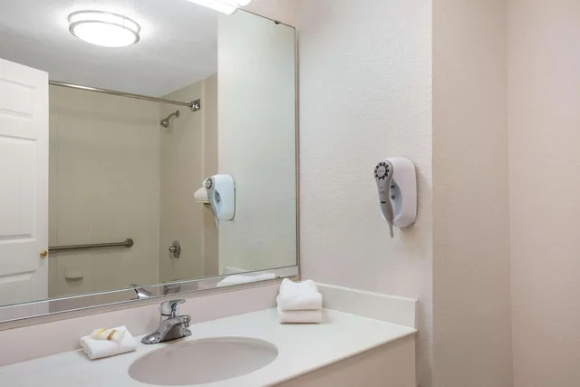 غرفة بسريرين مزدوجين بحوض استحمام لذوي الإعاقة، La Quinta Inn & Suites by Wyndham Ft. Lauderdale Plantation 3/5