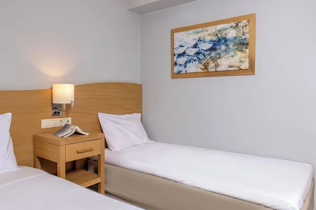 غرفة عائلية بسرير كينج وسريرين منفصلين بإطلالة على البحر، Lyttos Beach Hotel 4/7
