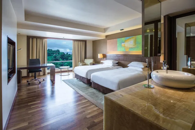 غرفة بسريرين منفصلين في طابق مرتفع، Hyatt Regency Kinabalu 3/3