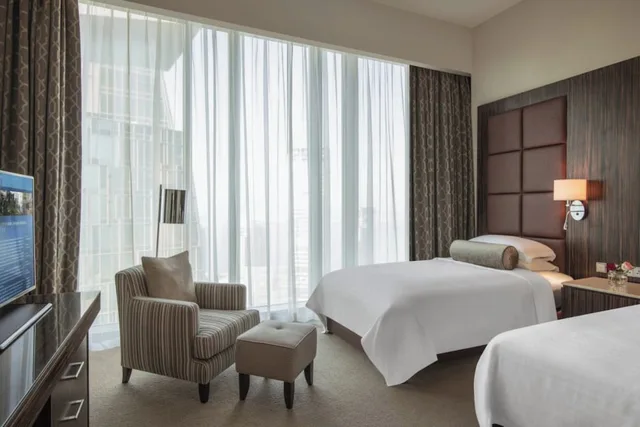 غرفة بسريرين منفصلين مع دخول صالة النادي، City Centre Rotana Doha 3/9