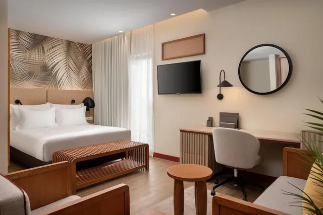 Junior Suite, King Bed, City View, Protea Hotel Luanda 2/4