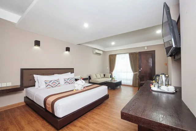جناح جونيور، The Grand Santhi Hotel 8/10