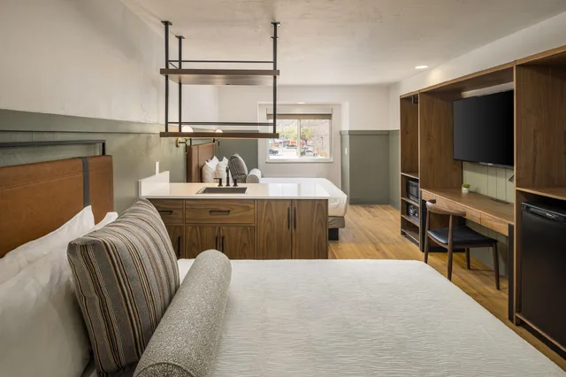 جناح جونيور، RIVER CANYON LODGE 2/2