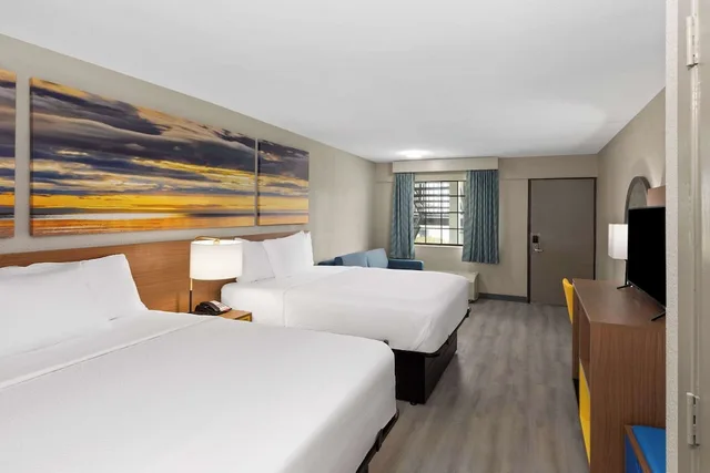 Studio, Suite, 2 Queen Beds, Days Inn & Suites By Wyndham Vicksburg 1/2