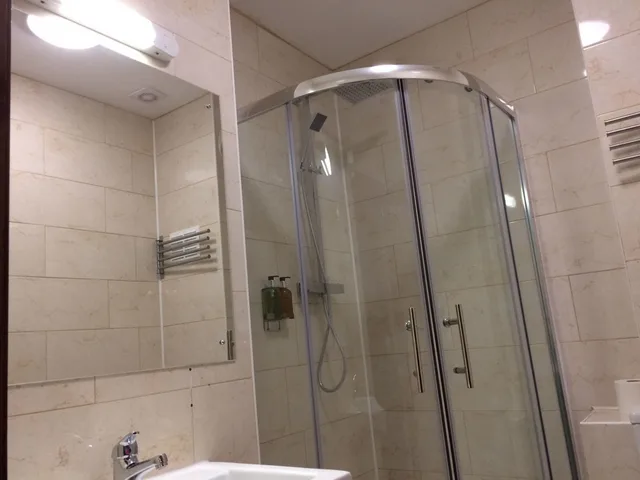 غرفة ديلوكس ثلاثية بسرير مزدوج وسرير فردي، CROSSHILL HOUSE 3/3