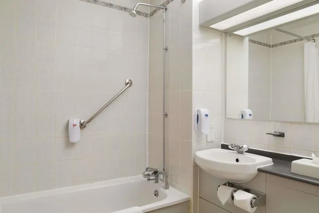 غرفة بسريرين منفصلين مع أريكة، Days Inn by Wyndham Taunton 3/3
