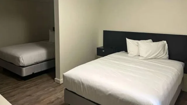 غرفة قياسية بسرير كوين بمطبخ، Studio6 Pasco, WA 2/4