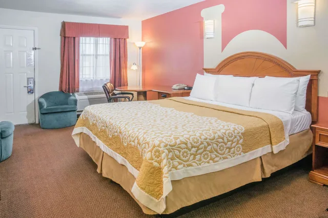Efficiency, Standard, King Bed, Smoking، Days Inn By Wyndham Bastrop 1/3
