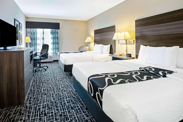غرفة بسريرين كوين لذوي الإعاقة، La Quinta Inn & Suites by Wyndham Garland Harbor Point 3/4