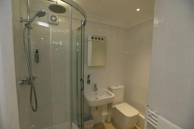 غرفة عائلية رباعية بسرير مزدوج وسريرين منفصلين، The Corner House Hotel Guest House 6/7