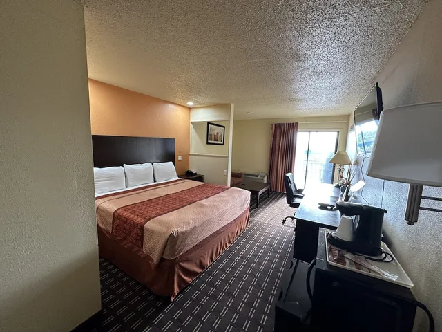 غرفة بسرير كينج، Americas Best Value Inn Suites 1/4