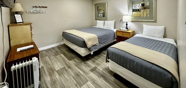 غرفة ديلوكس بسرير كوين وسرير فردي مع أريكة بمطبخ، West Coast Motel 1/3