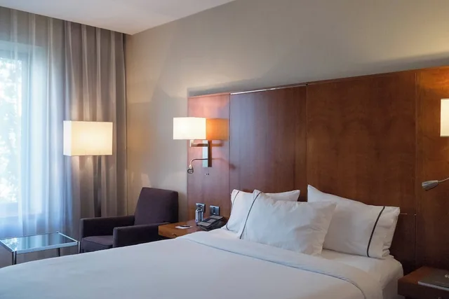 غرفة قياسية بسرير كوين، AC Hotel Aitana by Marriott 3/9