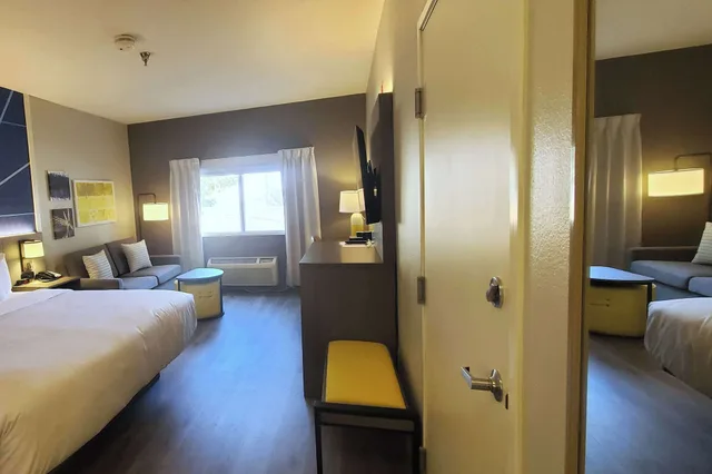 Suite, King Bed, Sofa, Comfort Inn & Suites Oklahoma City, OK 7/8