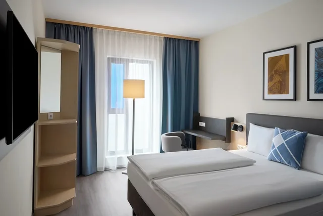 غرفة قياسية بسريرين منفصلين بإطلالة على الفناء، Four Points Flex by Sheraton Koblenz 4/8