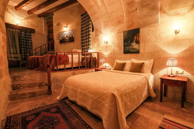 غرفة عائلية بحمام خاص، Sinasos Palace Cave Hotel 1/2