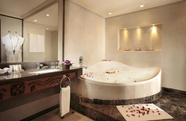 جناح رئاسي بسرير كينج بإطلالة على المدينة، Gefinor Rotana Hotel Beirut 2/2