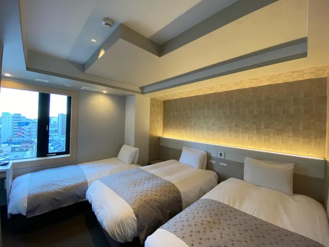 غرفة ثلاثية بسريرين منفصلين مع سرير إضافي، Apa Hotel Keikyukamata-Ekimae 1/1