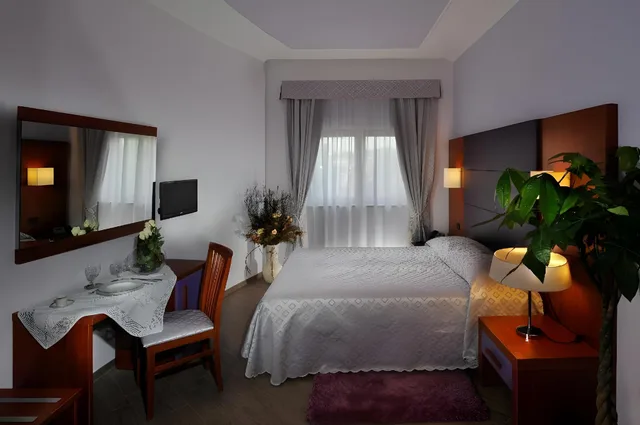 غرفة قياسية بسريرين مزدوجين، Hotel Roma Tiburtina 1/1