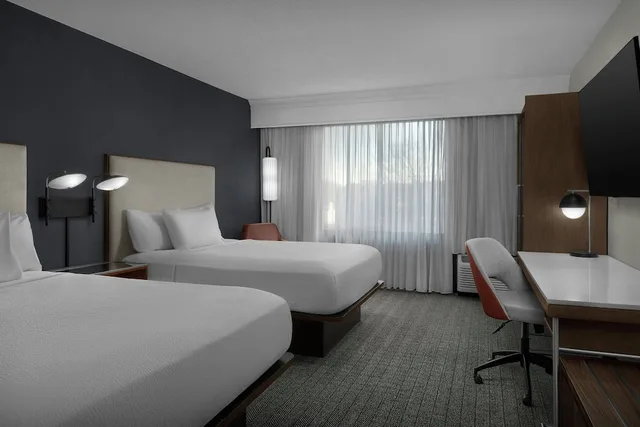 غرفة بسريرين كوين مع أريكة، Courtyard Danville 1/2