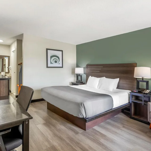 Room, King Bed, Bathtub, Exterior Entrance, Accessible، Quality Inn & Suites Santee I-95 1/8