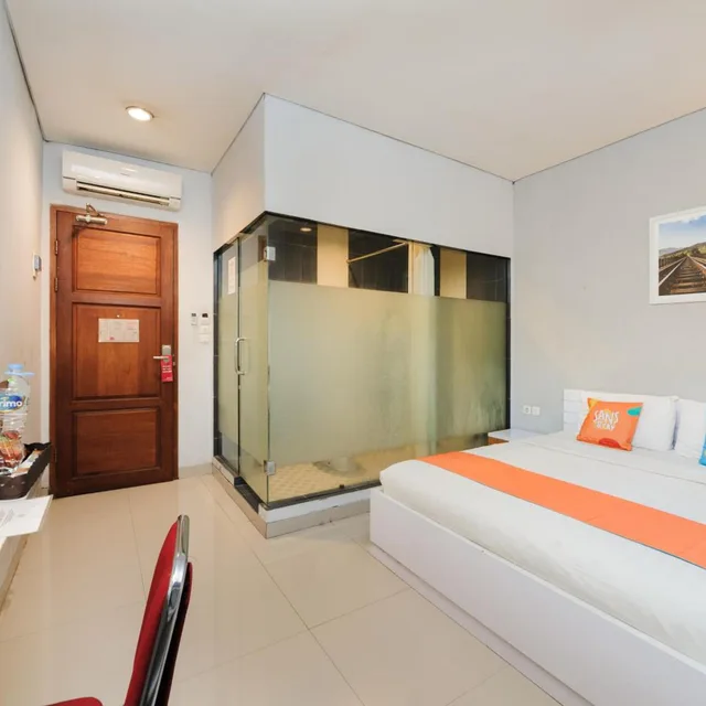 غرفة سوبيريور بسرير مزدوج، RedDoorz Plus near Soekarno Hatta Airport 2 3/5