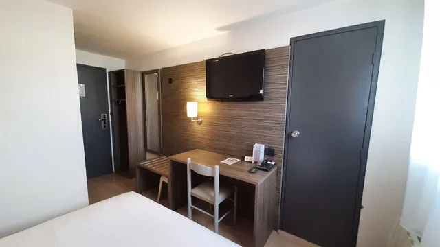 غرفة رباعية بسرير كوين وسريرين منفصلين، Sure Hotel by Best Western Angers Sud 5/8