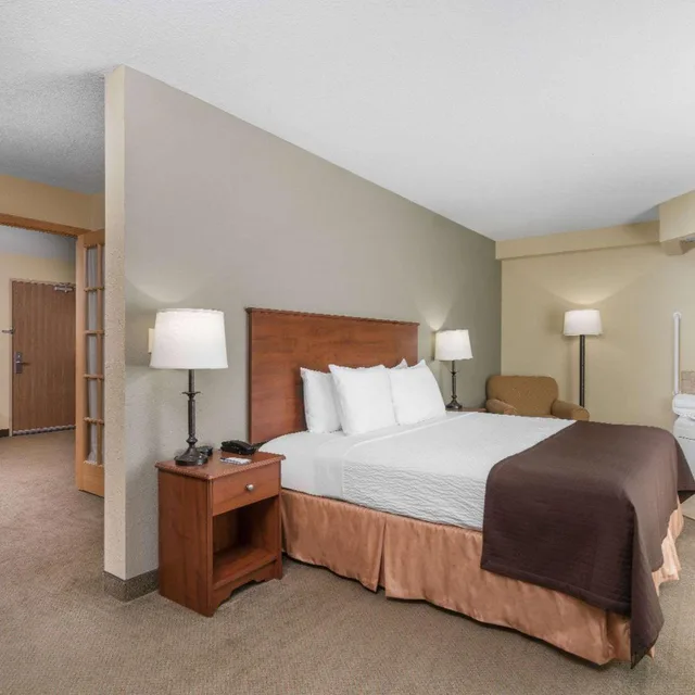 جناح بسرير كينج بغرفة نوم واحدة، AmericInn by Wyndham Newton 4/8