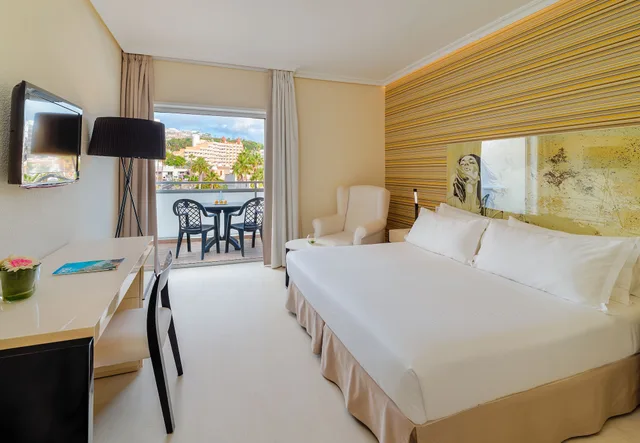 غرفة بسريرين منفصلين بشرفة، H10 Gran Tinerfe - Adults Only 1/5