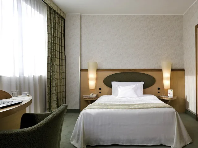 Standard, Queen Bed, Mercure Roma West 2/7