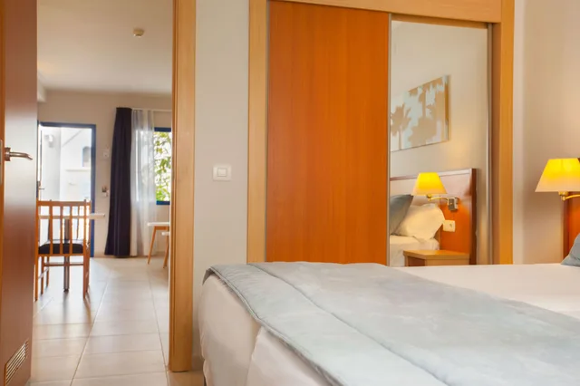 1 Bedroom, Apartment, Twin Beds, Sofa, Balcony or Terrace، Grupotel Cinco Plazas 3/4