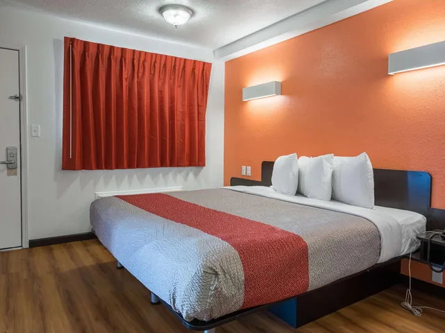 غرفة بسرير كينج لذوي الإعاقة، Motel6 Columbus, OH - OSU 3/9