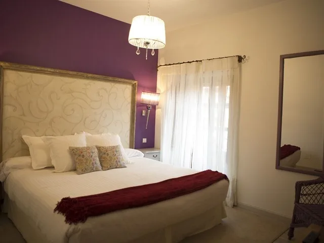 غرفة بسرير كينج بحمام خاص، HOTEL PALACIO TORRE DE RUESGA 3/6