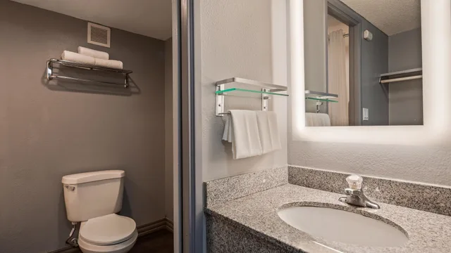 غرفة قياسية بسرير كينج بشرفة، Best Western Yacht Harbor Hotel 9/10