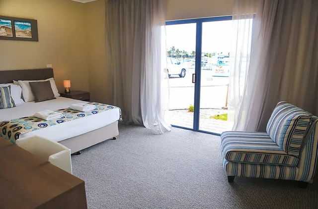 Marina, Apartment, 2 Queen and Twin Beds، The Marina Hotel 4/10