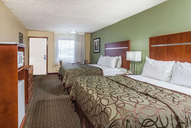 جناح بسريرين كوين بغرفة نوم واحدة، Baymont by Wyndham Pigeon Forge near Island Drive 1/3