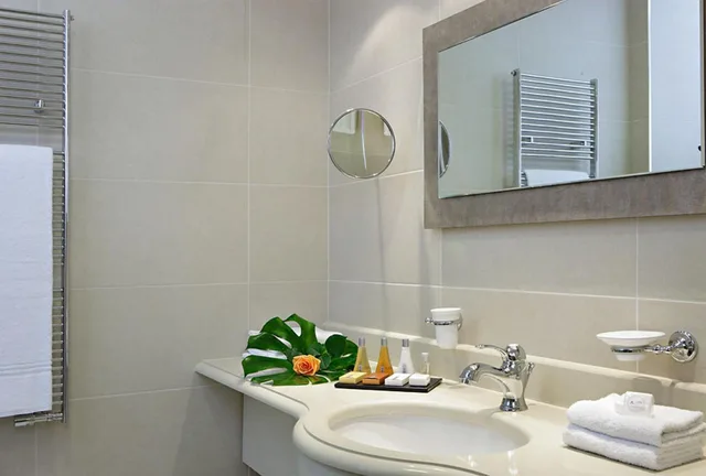 غرفة ديلوكس بسرير كوين بشرفة، Just Hotel Lomazzo Fiera 5/9