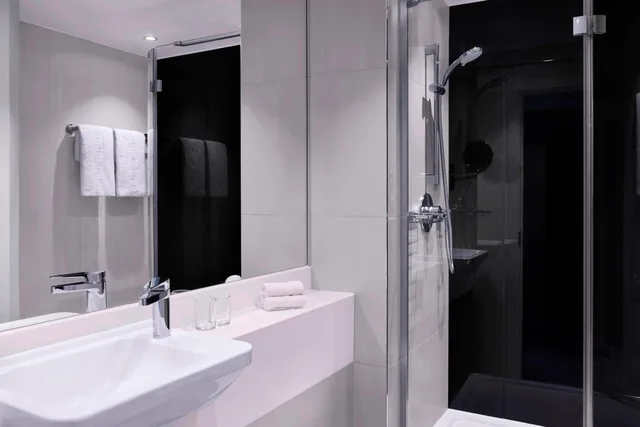 غرفة ديلوكس بسريرين منفصلين، Sheraton Heathrow Hotel 5/7