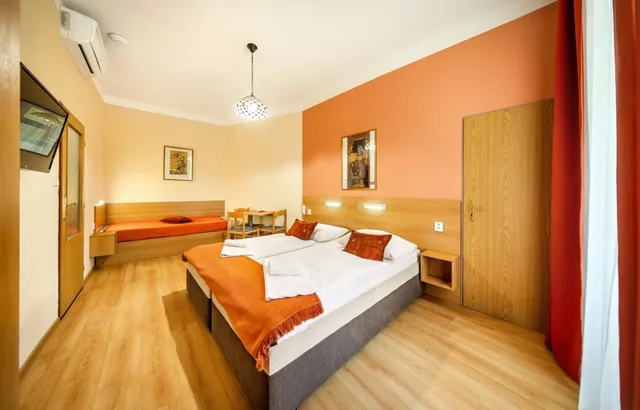 غرفة ثلاثية بسرير فردي، Hotel Golden City Garni 1/8