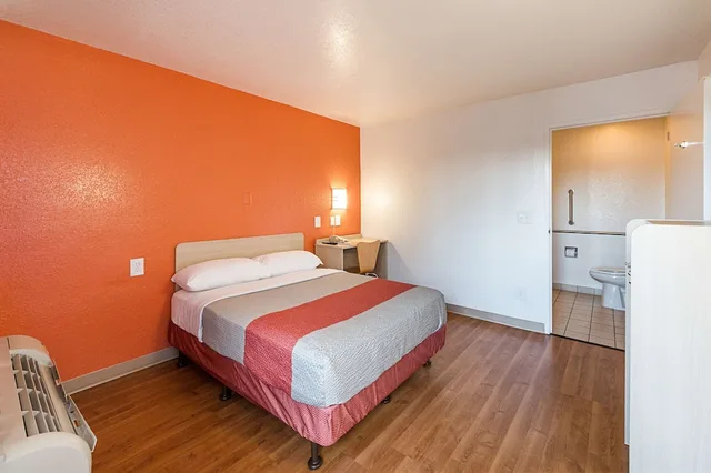 غرفة ديلوكس بسرير مزدوج لذوي الإعاقة، Motel6 Mcallen, TX 4/6